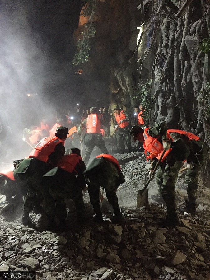 Rescuers rush to Sichuan quake site