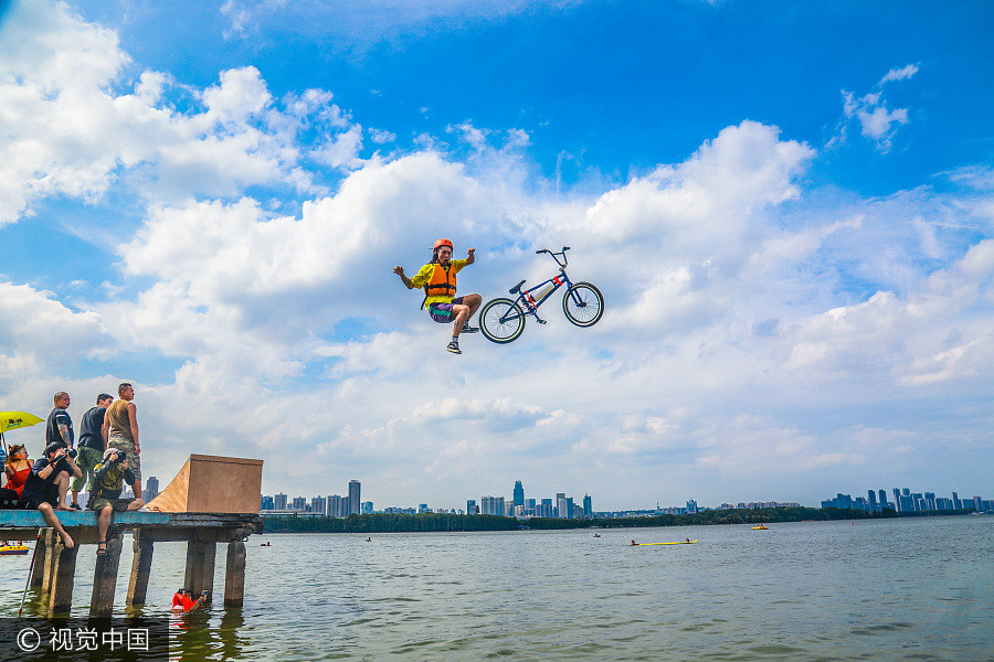 'Lake-jumping' festival brings coolness in Wuhan
