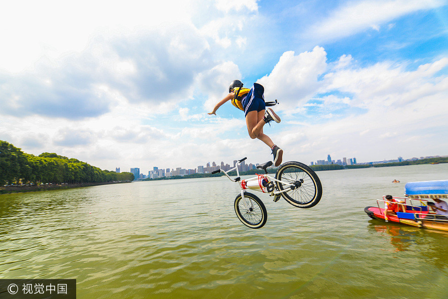 'Lake-jumping' festival brings coolness in Wuhan