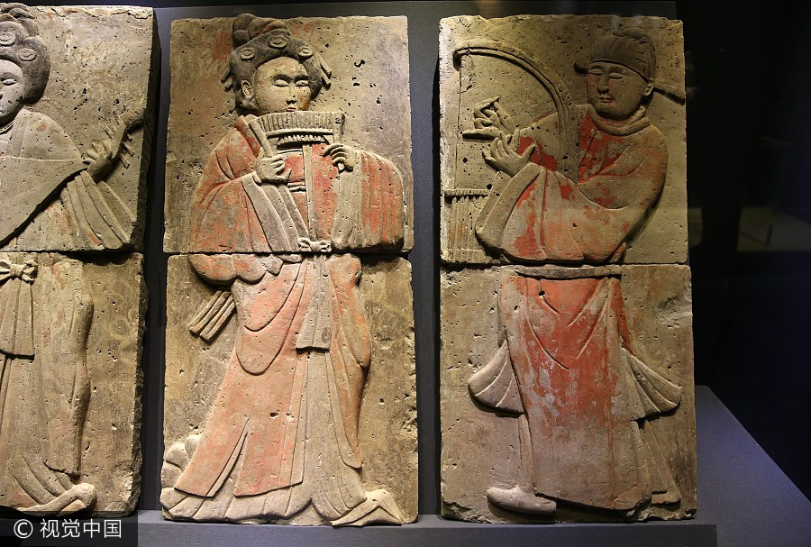 Ceramic painted cultural relics on display in Xi'an