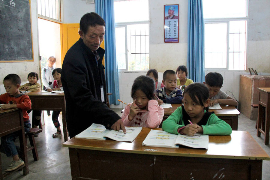 Guizhou teacher serves as shining example