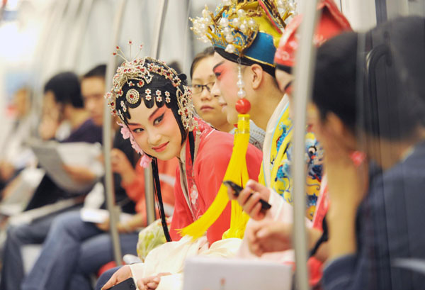 Kunqu Opera hits Nanjing subways