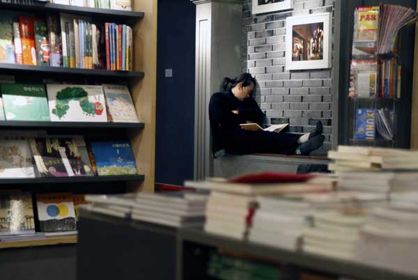 Homeless sleep in Shanghai's all-night bookstore