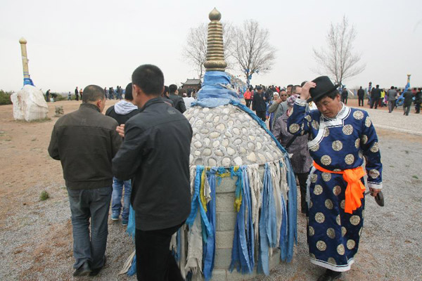 Memorial rites honoring Genghis Khan held in China's Inner Mongolia