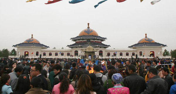 Memorial rites honoring Genghis Khan held in China's Inner Mongolia