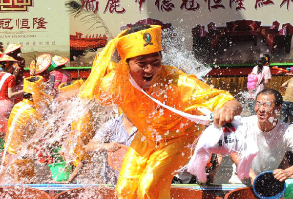 Water-sprinkling festival kicks off in Ruili