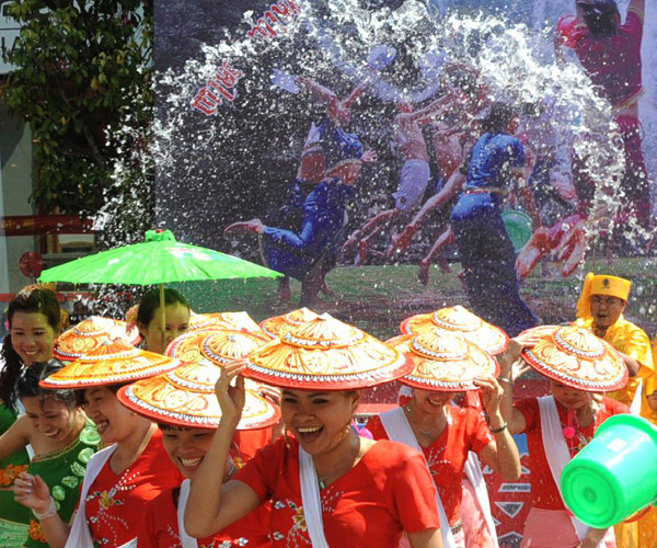 Water-sprinkling festival kicks off in Ruili