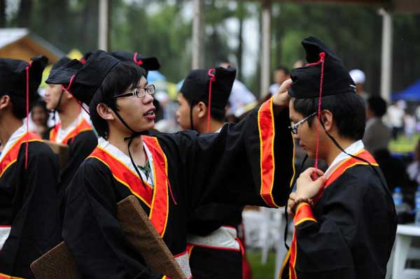 Traditional Han costume seen at commemorative ceremony to honor Qu Yuan