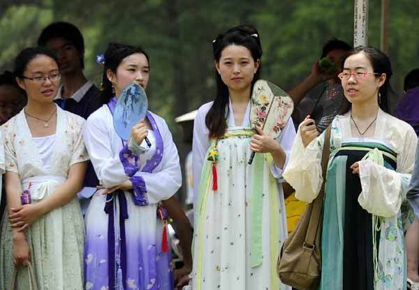 Traditional Han costume seen at commemorative ceremony to honor Qu Yuan