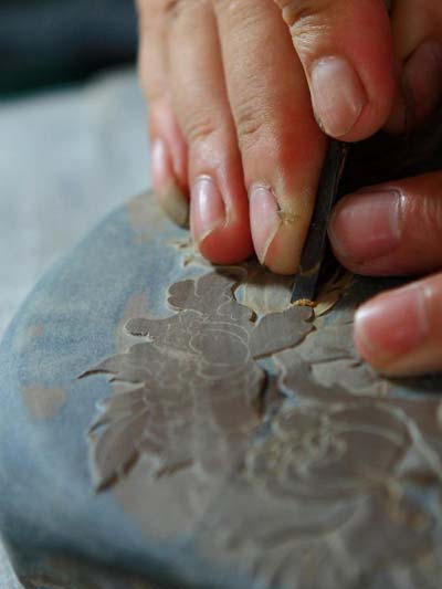 Master of inkstone carvings in China's Anhui