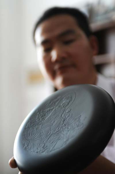 Master of inkstone carvings in China's Anhui