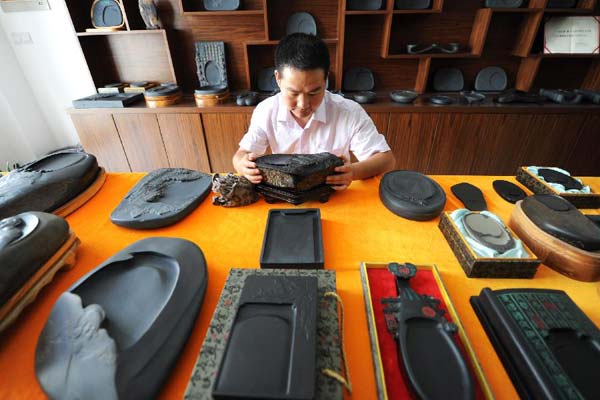 Master of inkstone carvings in China's Anhui