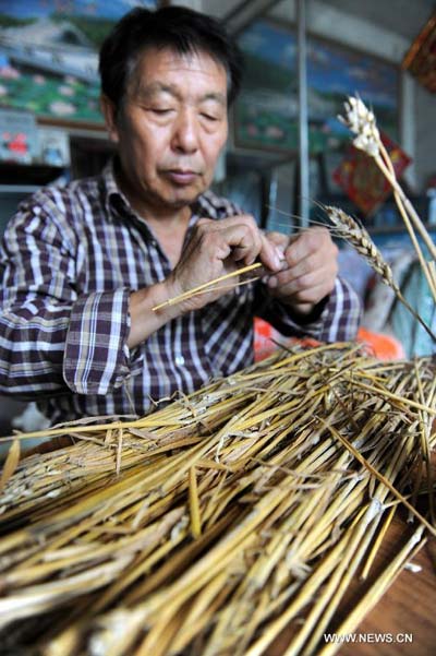 Folk artist paints with straw in N China