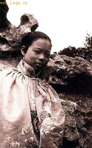 Photos of emperor's concubines in Qing Dynasty