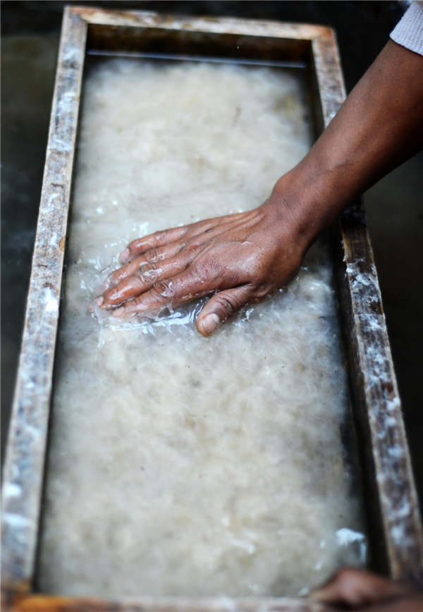 Dongba papermaking craft in Lijiang