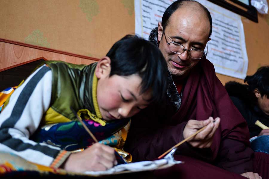 Inheritor of De'ang Sazhi Tibetan Calligraphy