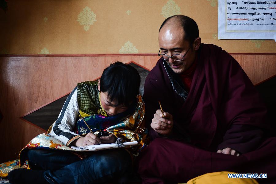 Inheritor of De'ang Sazhi Tibetan Calligraphy
