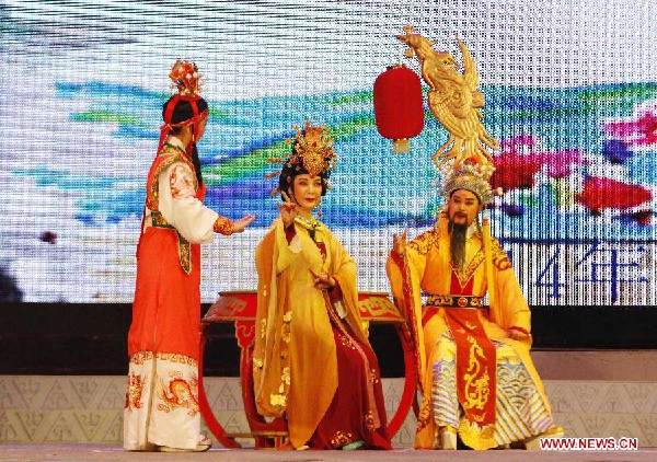 Chinese artists perform Teochew Opera in Cambodia