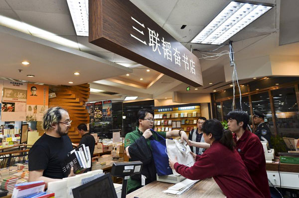 Beijing's first 24-hour bookstore opens