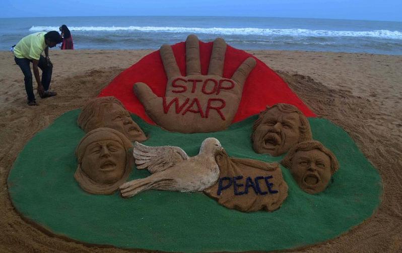 Sand artist calls for cease-fire between Israel, Palestine