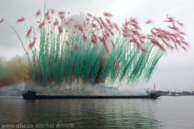 Artist wows Shanghai with display of day-time firewor