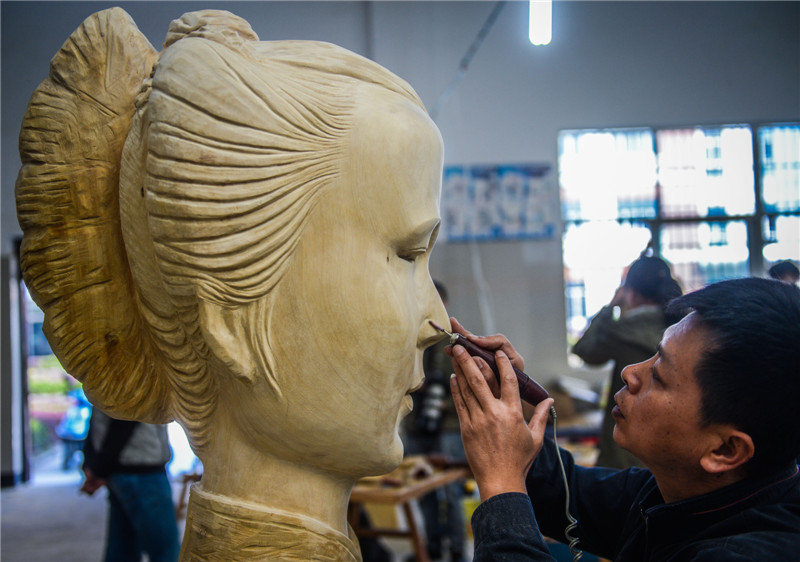 Int'l wood carving contest underway in E China
