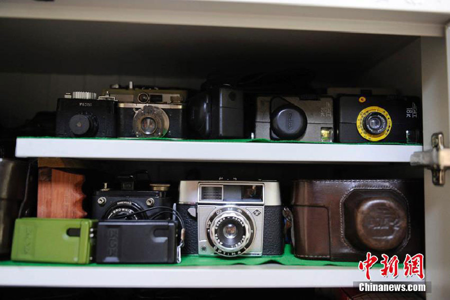75 years old man has 800 cameras<BR>