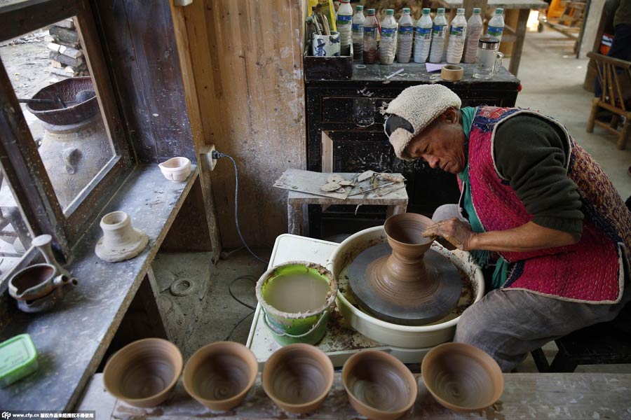 Pottery artists mold their dreams at Jingdezhen