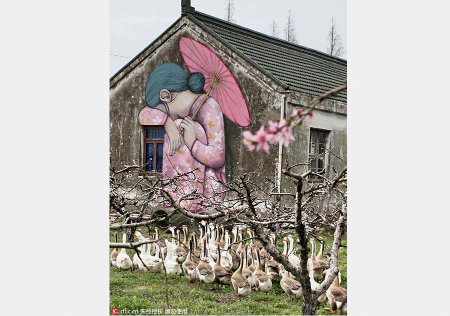 French artist creates new graffiti in suburban Shanghai