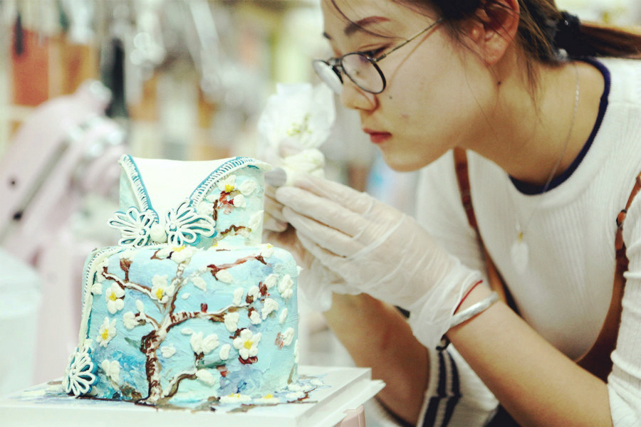 Post-90s self-employed woman makes 'oil painting' cakes
