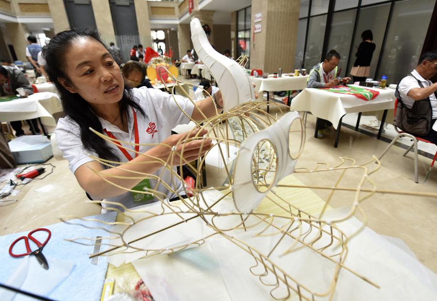 Kite making contest held in Langfang, N China's Hebei