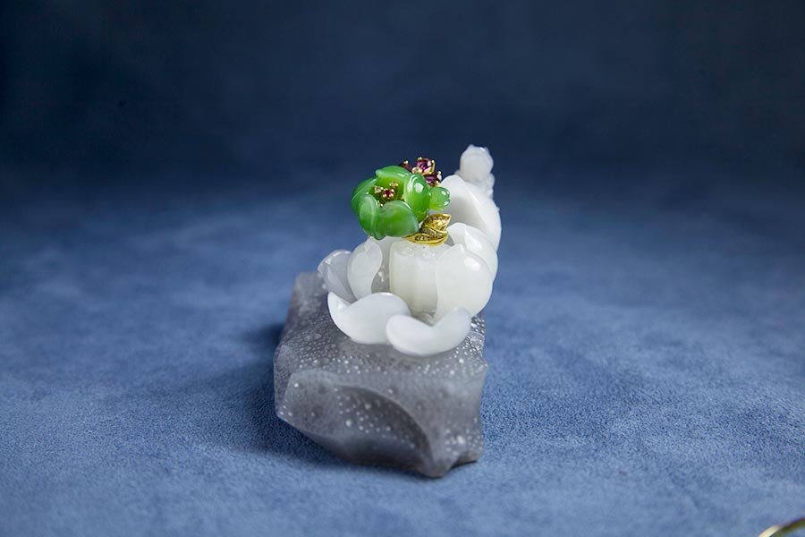 Urumqi jeweler showcases Hetian jade creations in Beijing