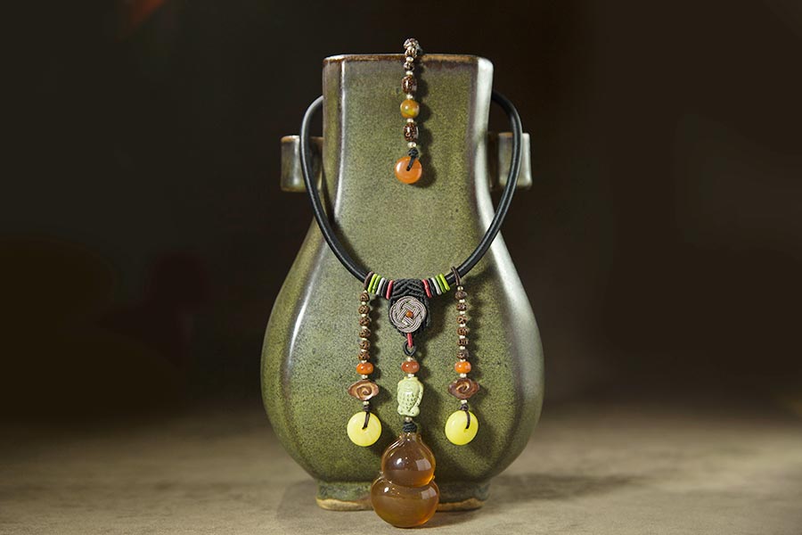 Urumqi jeweler showcases Hetian jade creations in Beijing