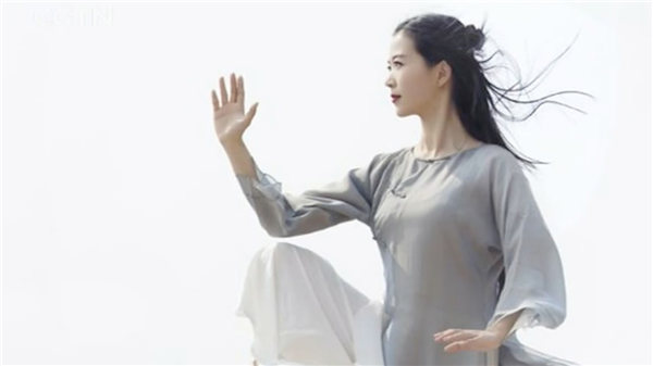 Tai chi goddess: Young master teaches ancient martial arts online