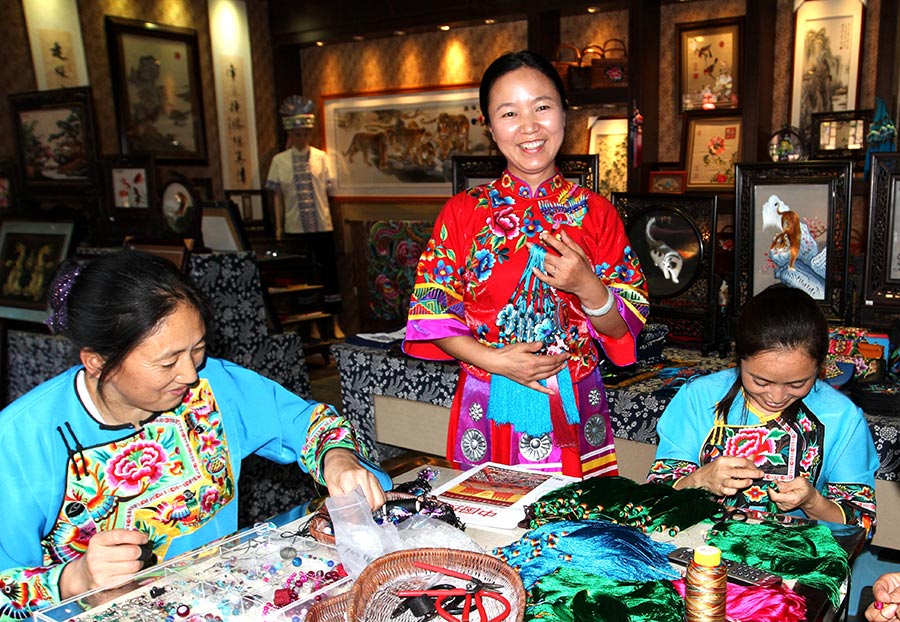 Former banker returns home to promote Miao embroidery