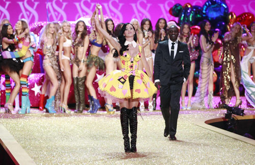 Models and celebs attend 2010 Victoria's Secret Fashion Show in NY