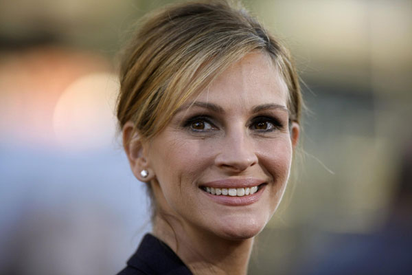 Hanks,Julia Roberts attend premiere of 'Larry Crowne' in Hollywood