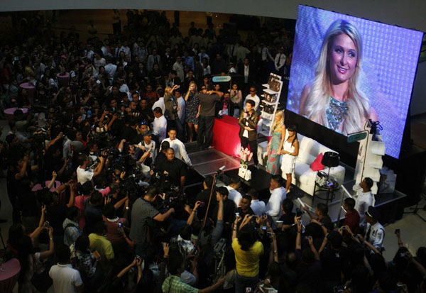 Paris Hilton opens boutique in Manila