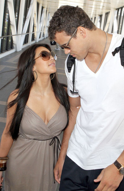 Kim Kardashian flies to Italy for honeymoon