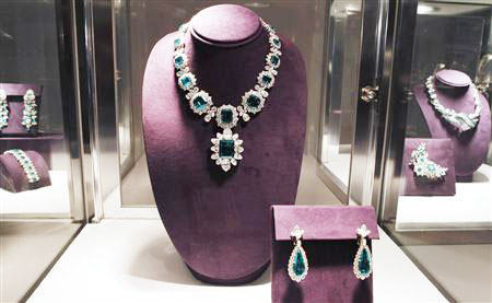 Burton-Taylor romance puts sparkle in diamonds auction