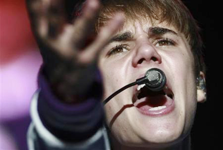 Justin Bieber, Usher release 'Mistletoe' duet