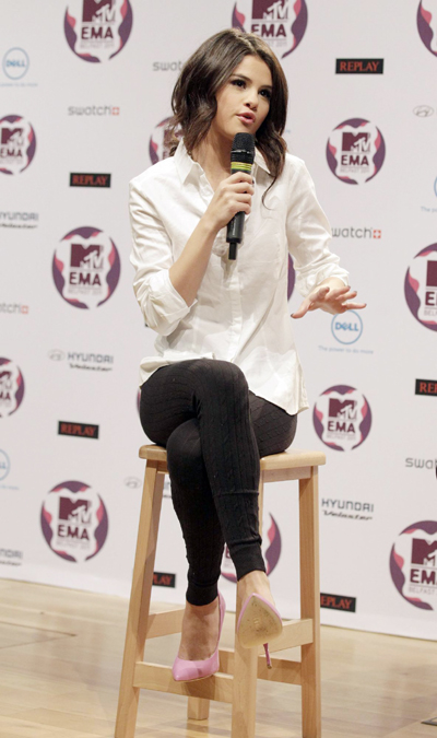 Selena Gomez speaks on 2011 MRV EMA