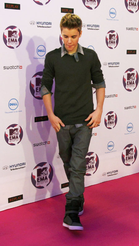 Justin Bieber, Selena Gomez perform at MTV awards