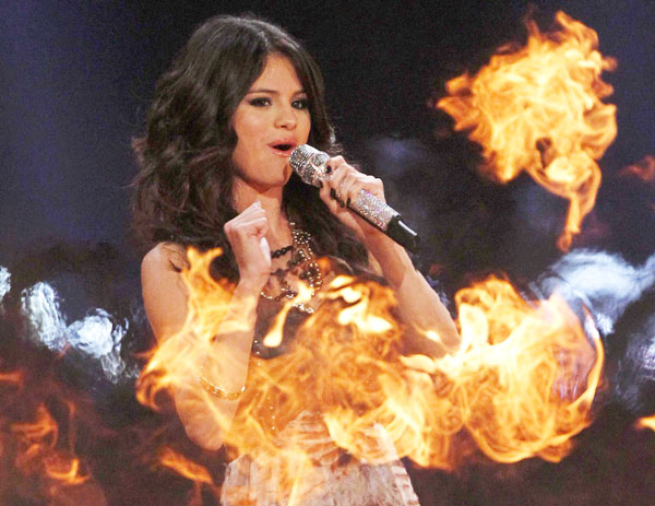 Justin Bieber, Selena Gomez perform at MTV awards