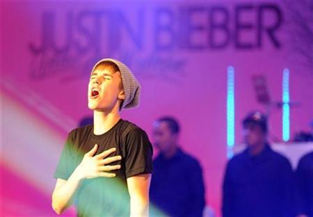 Justin Bieber's 'Mistletoe' debuts at No 1