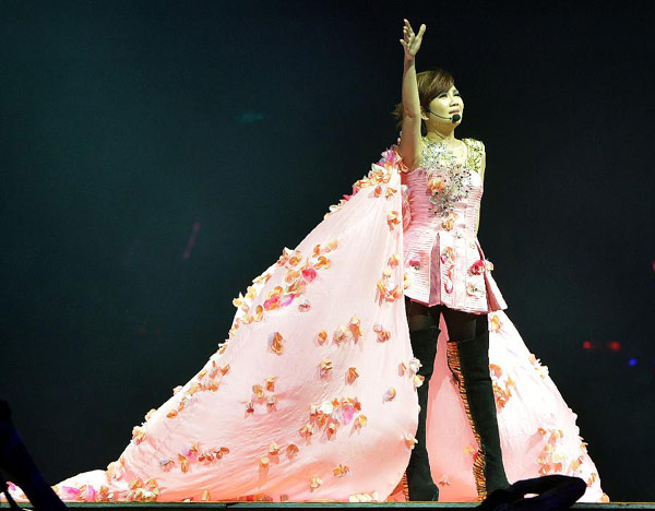 Fish Leong holds concert in Wuhan