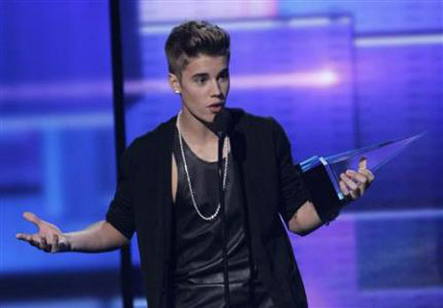 American Music Awards hits ratings low, despite Bieber fever
