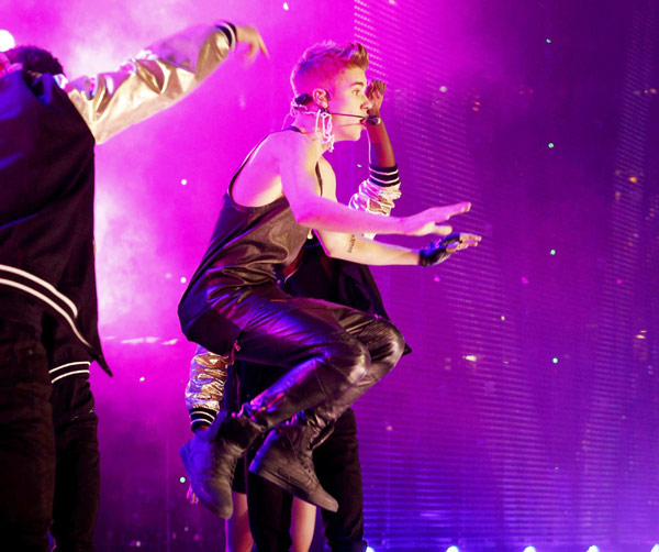 Bieber, Jepsen perform at CFL Grey Cup
