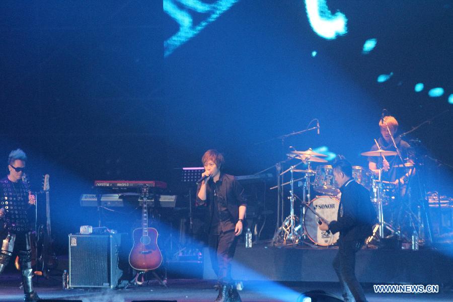 Pop band Mayday holds concert in Beijing