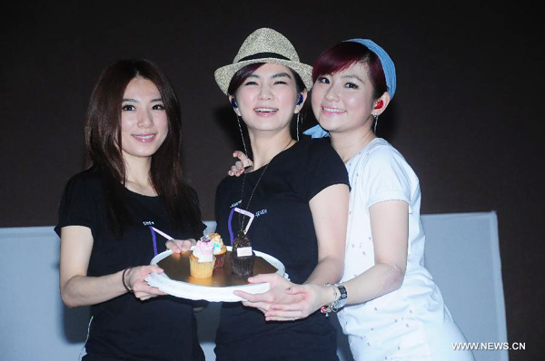 S.H.E celebrate Ella's birthday during final rehearsal for concert